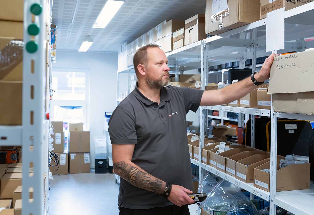 lagermedarbejder fotograferet i arbejde lagermedarbejder fotograferet i arbejde